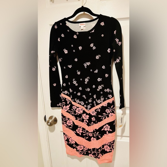 LULAROE DEBBIE DRESS BLACK & BARBIE PINK ROSES & CHEVRON PRINT SIZE XS - Picture 9 of 14